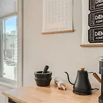 2 Bed Sunny Retreat Home Office Backyard 30 Day