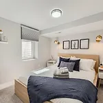 2 Bed Sunny Retreat Home Office Backyard 30 Day