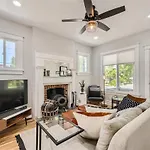 2 Bed Sunny Retreat Home Office Backyard 30 Day