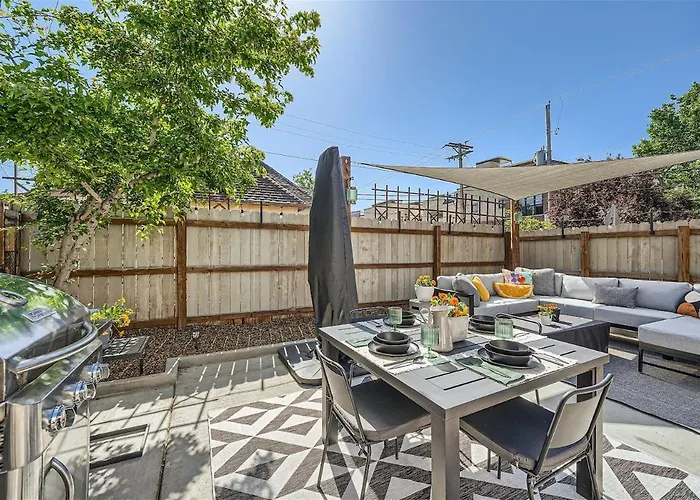2 Bed Sunny Retreat Home Office Backyard 30 Day