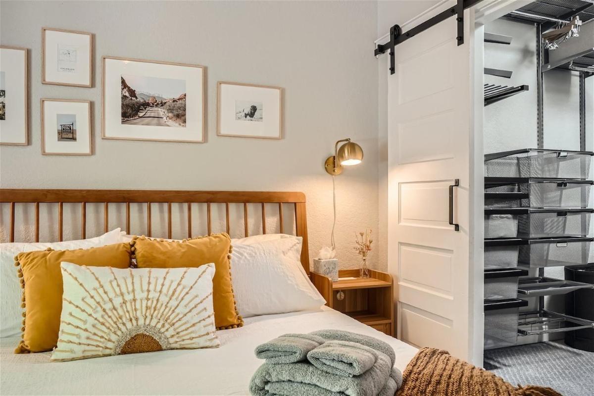 Holiday home 2 Bed Sunny Retreat Office Backyard 30 Day